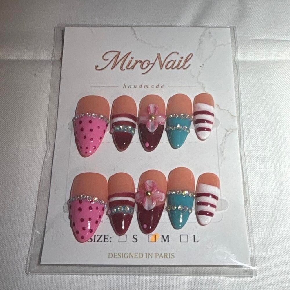 MiroNail press-on nail set in size medium